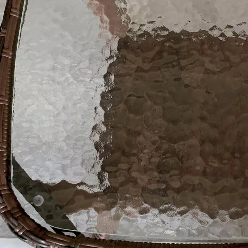 Table basse d'extérieur en rotin avec plateau en verre trempé et étagère de rangement, marron/gris